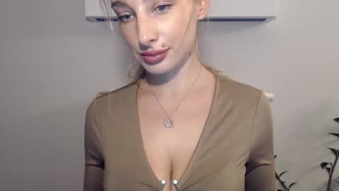 Snapshot of marilyndevilish chatting on December 13, 3:43 pm MarilynDevilish online show from December 13, 3:43 pm