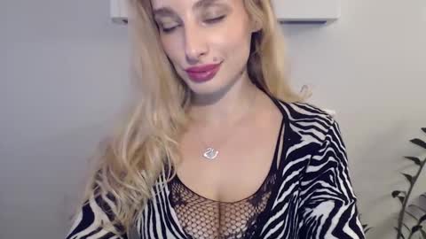 Snapshot of marilyndevilish chatting on December 17, 9:38 pm MarilynDevilish online show from December 17, 9:38 pm