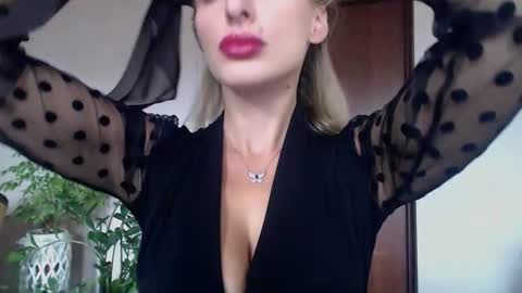 Snapshot of marilyndevilish chatting on October 16, 7:31 am MarilynDevilish online show from October 16, 7:31 am