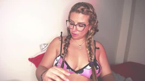 Snapshot of marilynleon chatting on November 12, 1:50 am Marilyn Leon online show from November 12, 1:50 am