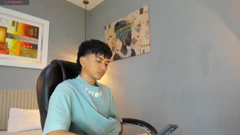 Snapshot of markbowie chatting on June 24, 8:19 pm markbowie online show from June 24, 8:19 pm