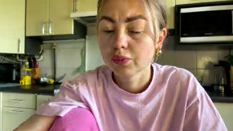 Snapshot of martaluna_ chatting on May 7, 1:05 pm Marta online show from May 7, 1:05 pm