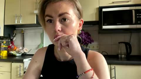 Snapshot of martaluna_ chatting on May 11, 11:38 am Marta online show from May 11, 11:38 am