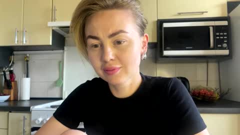 Snapshot of martaluna_ chatting on June 6, 10:53 am Marta online show from June 6, 10:53 am