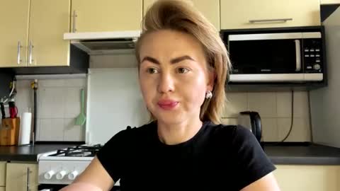 Snapshot of martaluna_ chatting on June 7, 12:20 pm Marta online show from June 7, 12:20 pm