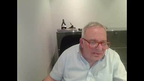 Snapshot of martin_1947 chatting on February 23, 11:14 pm martin_1947 online show from February 23, 11:14 pm