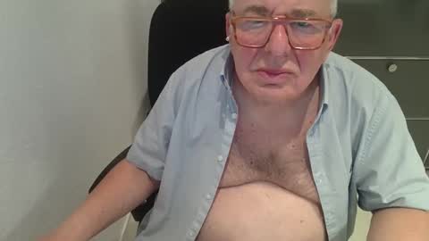 Snapshot of martin_1947 chatting on October 25, 8:03 pm martin_1947 online show from October 25, 8:03 pm