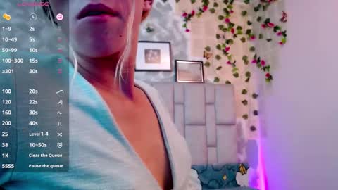 Snapshot of martina5_ chatting on December 4, 10:51 pm Martina online show from December 4, 10:51 pm