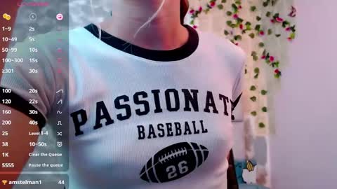 Snapshot of martina5_ chatting on December 6, 9:46 pm Martina online show from December 6, 9:46 pm