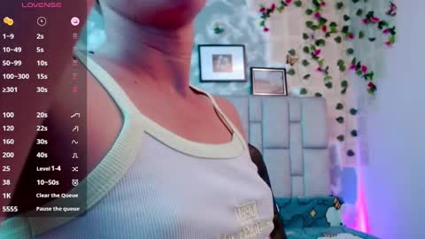 Snapshot of martina5_ chatting on December 17, 10:32 pm Martina online show from December 17, 10:32 pm