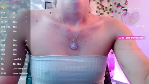 Snapshot of martina5_ chatting on December 23, 11:28 pm Martina online show from December 23, 11:28 pm