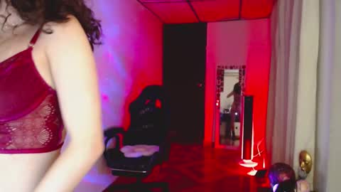 Snapshot of martina_adams chatting on February 23, 2:07 am mari online show from February 23, 2:07 am