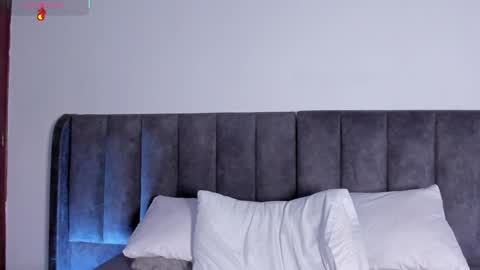 Laura online show from February 3, 1:09 am