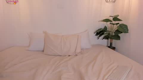 Snapshot of martina_jackson_ chatting on June 1, 11:06 pm Laura online show from June 1, 11:06 pm