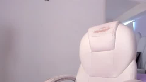 Snapshot of martinaa_roberts chatting on July 8, 5:39 pm martinaa_roberts online show from July 8, 5:39 pm