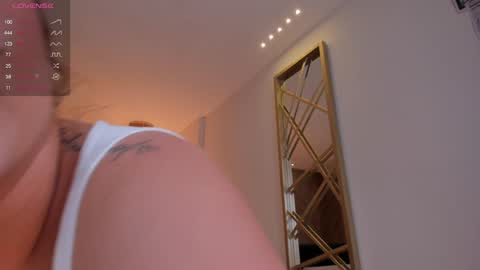 Snapshot of martinnabonnet chatting on December 17, 4:21 pm Martinna Bonnet online show from December 17, 4:21 pm