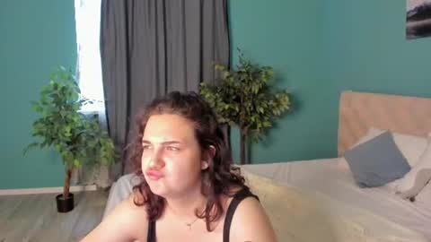 Snapshot of mary_f0x chatting on July 17, 8:10 am Mary fox online show from July 17, 8:10 am
