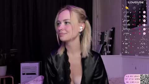 Snapshot of mary_romance chatting on July 22, 9:17 pm Mary online show from July 22, 9:17 pm