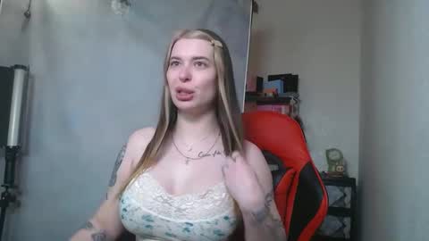 Snapshot of maryh0tlove chatting on May 12, 10:34 am maryh0tlove online show from May 12, 10:34 am