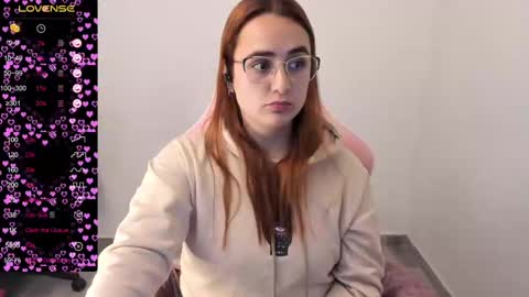 Snapshot of maryluna95 chatting on March 4, 12:39 am Dulce Maria online show from March 4, 12:39 am