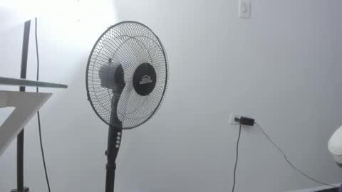 Snapshot of maskedgirl01 chatting on December 16, 7:30 pm Scarlet online show from December 16, 7:30 pm