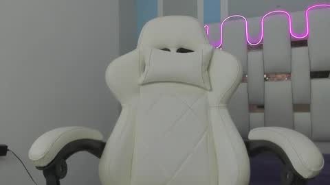 Snapshot of maskedgirl01 chatting on December 18, 7:20 pm Scarlet online show from December 18, 7:20 pm