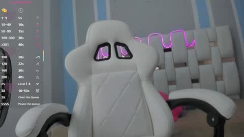 Snapshot of maskedgirl01 chatting on December 22, 7:00 pm Scarlet online show from December 22, 7:00 pm