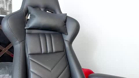 Snapshot of maskedgirl01 chatting on February 13, 7:43 pm Scarlet online show from February 13, 7:43 pm