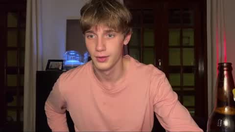 Snapshot of mason_gallagher chatting on June 19, 10:02 pm Mason online show from June 19, 10:02 pm