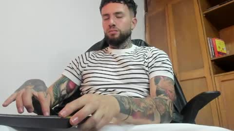 Snapshot of master_steven_01 chatting on April 1, 9:34 pm steven online show from April 1, 9:34 pm