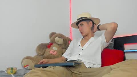 Snapshot of mateo_escobar chatting on October 17, 3:42 am mateo_escobar online show from October 17, 3:42 am