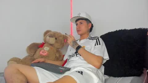 Snapshot of mateo_escobar chatting on October 18, 4:37 am mateo_escobar online show from October 18, 4:37 am