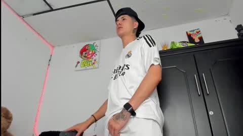 Snapshot of mateo_escobar chatting on November 4, 5:06 am mateo_escobar online show from November 4, 5:06 am