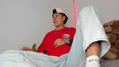 Snapshot of mateo_escobar chatting on November 12, 2:01 am mateo_escobar online show from November 12, 2:01 am