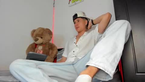 Snapshot of mateo_escobar chatting on November 13, 11:25 pm mateo_escobar online show from November 13, 11:25 pm