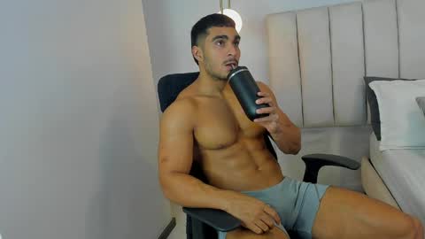 Mateo Zar online show from April 22, 10:55 pm
