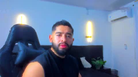 Snapshot of mathew_flintt chatting on April 19, 9:39 pm Mathew Flintt online show from April 19, 9:39 pm