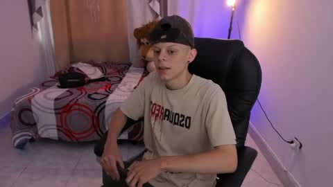 Snapshot of matthewboy_ chatting on May 1, 11:15 am MatthewBoy online show from May 1, 11:15 am