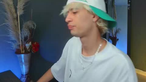 mattias     online show from September 17, 1:07 am