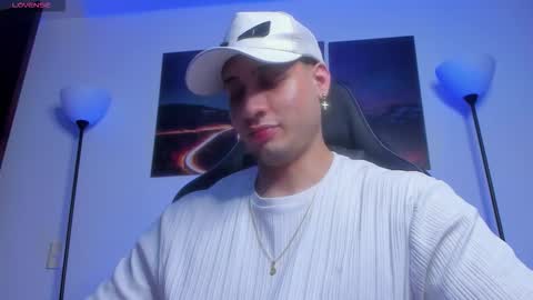 Snapshot of mattsaill_ chatting on December 16, 1:21 am mattsaill_ online show from December 16, 1:21 am