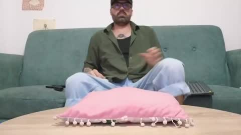 Snapshot of mattxfeet chatting on May 18, 10:26 pm Matt online show from May 18, 10:26 pm