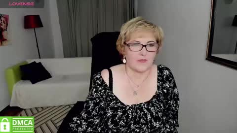 Snapshot of mature_blonde7 chatting on December 21, 5:18 pm Lana online show from December 21, 5:18 pm