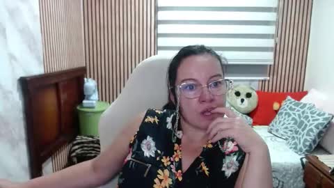 Snapshot of mature_wolf chatting on May 4, 10:17 pm Sonia online show from May 4, 10:17 pm