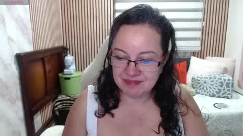Snapshot of mature_wolf chatting on June 3, 12:02 am Sonia online show from June 3, 12:02 am