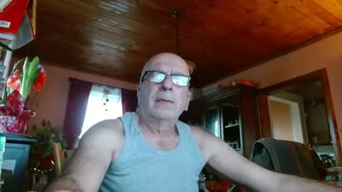 Snapshot of mauriceandre chatting on December 27, 12:45 pm Maurice online show from December 27, 12:45 pm