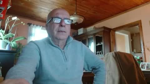 Snapshot of mauriceandre chatting on December 17, 2:45 pm Maurice online show from December 17, 2:45 pm