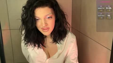 Snapshot of mavis_crystal chatting on February 3, 10:26 pm Mavis online show from February 3, 10:26 pm