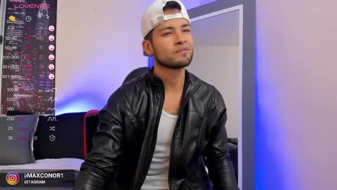 Snapshot of max_conor_ chatting on February 18, 11:33 am Max Conor online show from February 18, 11:33 am