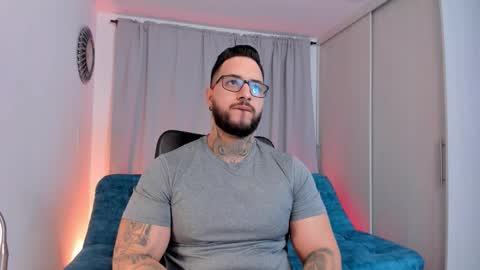 Snapshot of max_dic1 chatting on February 3, 1:49 pm max D. online show from February 3, 1:49 pm