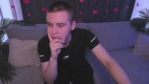 Snapshot of max_sm1th chatting on March 3, 2:26 pm Max online show from March 3, 2:26 pm